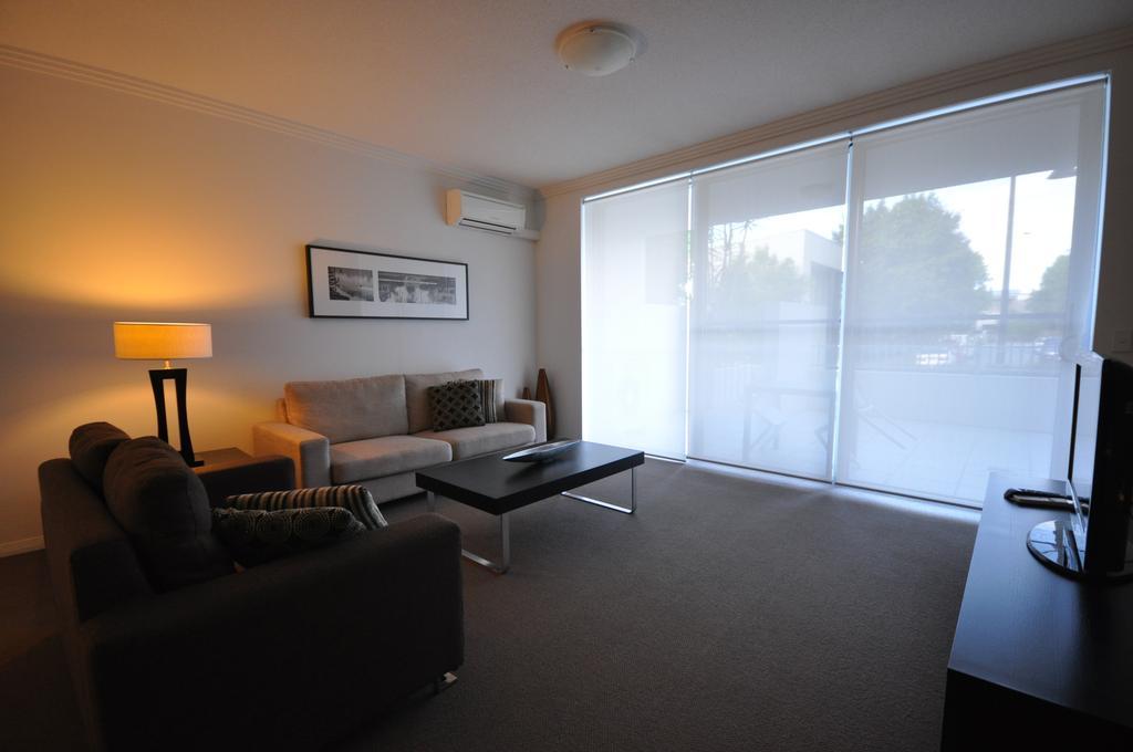 Chancellor Lakeside Apartments Gold Coast Exterior photo
