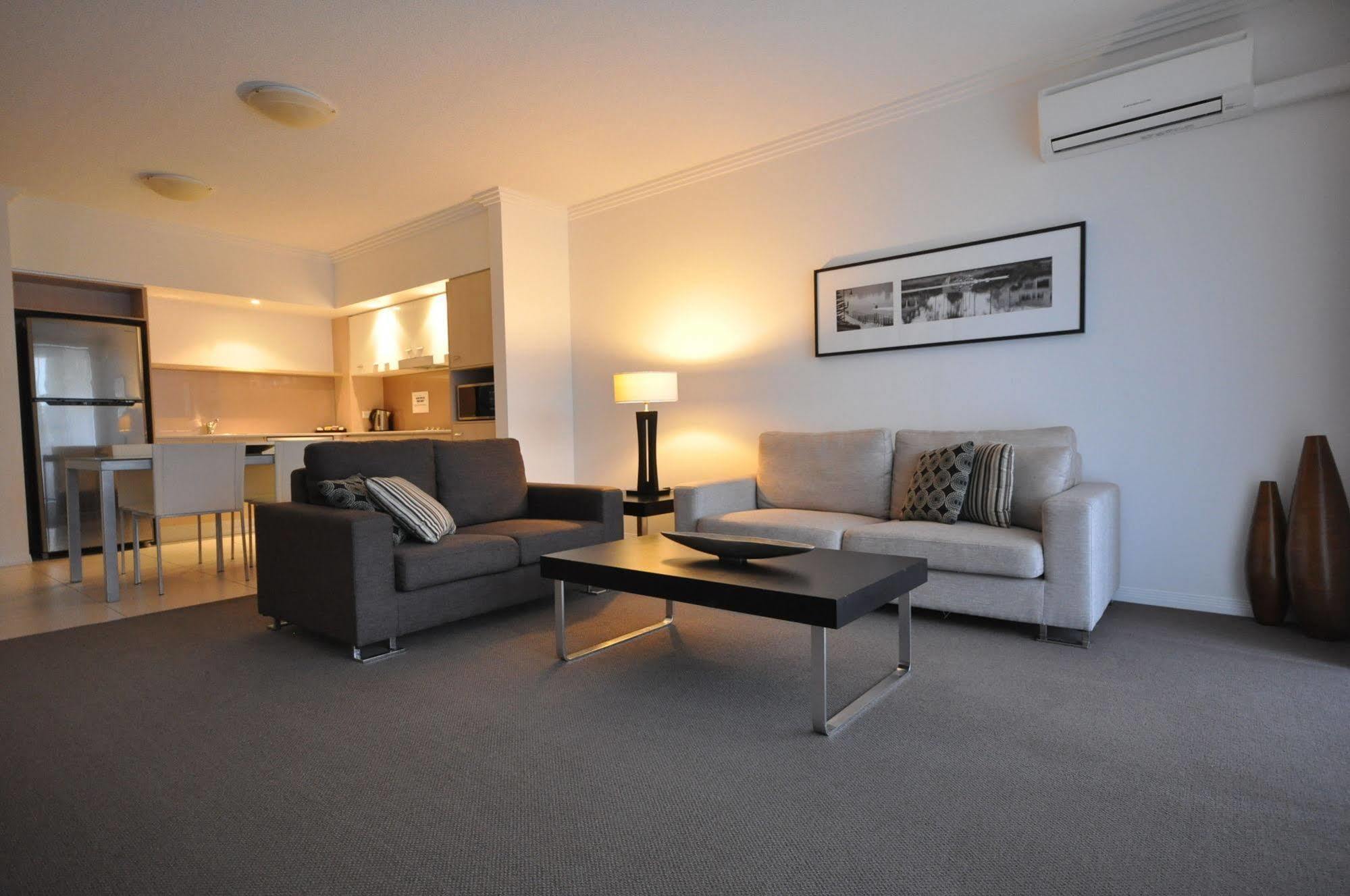Chancellor Lakeside Apartments Gold Coast Exterior photo