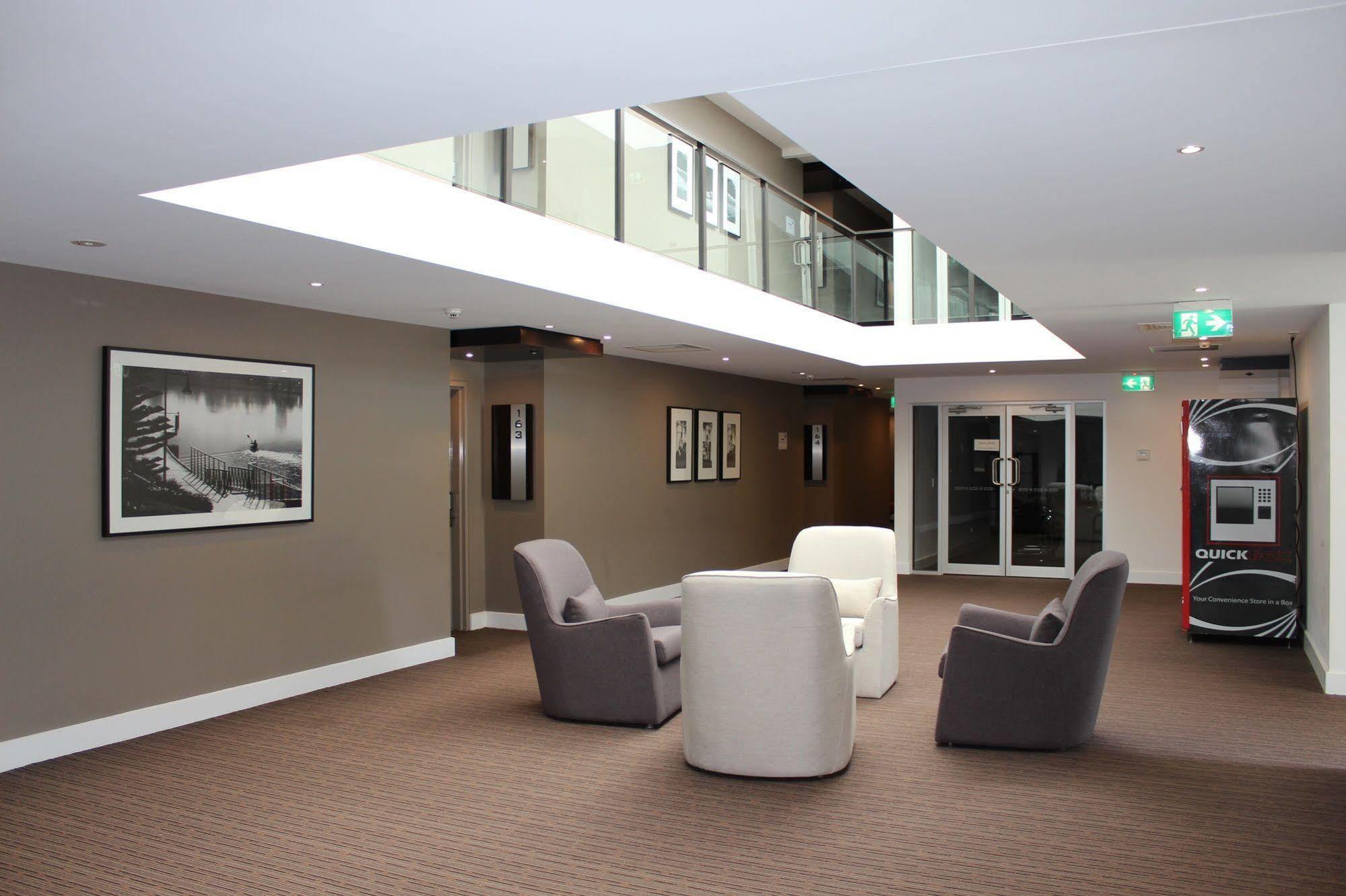 Chancellor Lakeside Apartments Gold Coast Exterior photo