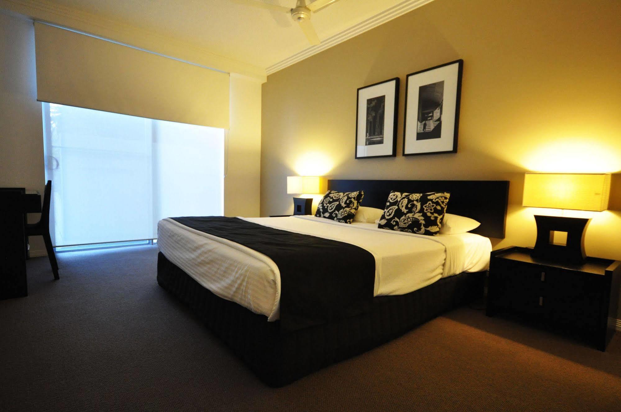 Chancellor Lakeside Apartments Gold Coast Exterior photo