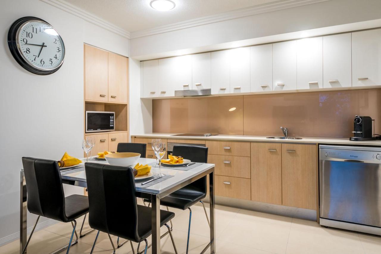 Chancellor Lakeside Apartments Gold Coast Exterior photo